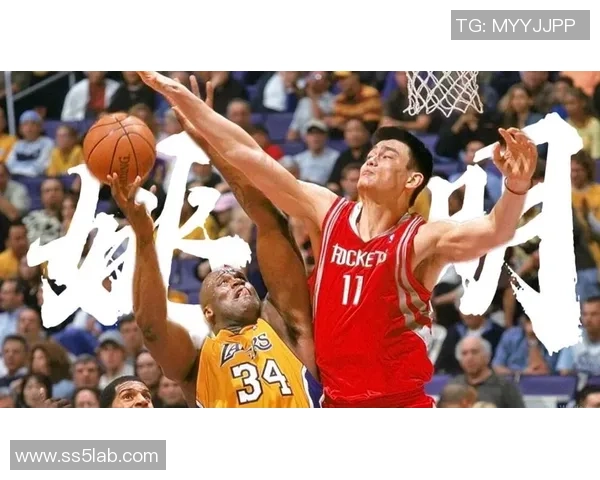 姚明怒吼瞬间定格展现篮球巨星的激情与力量