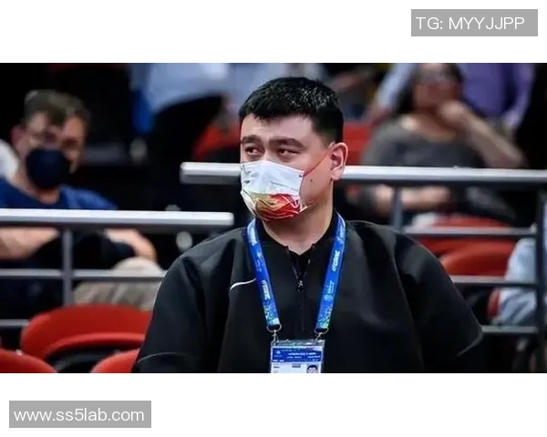 姚明深夜被拍到偷吃炸鸡网友调侃其身材管理失控引发热议