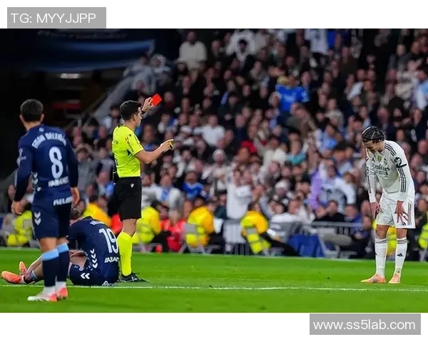 意甲赛场惊现冷门皇马小胜热刺引发争议判罚引爆全场气氛