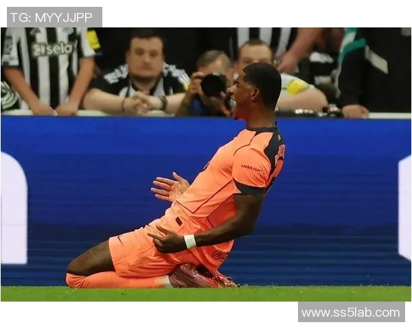 欧联杯精彩对决本菲卡逆转巴萨帽子戏法引发争议判罚热议 欧联杯精彩对决本菲卡逆转巴萨帽子戏法引发争议判罚热议